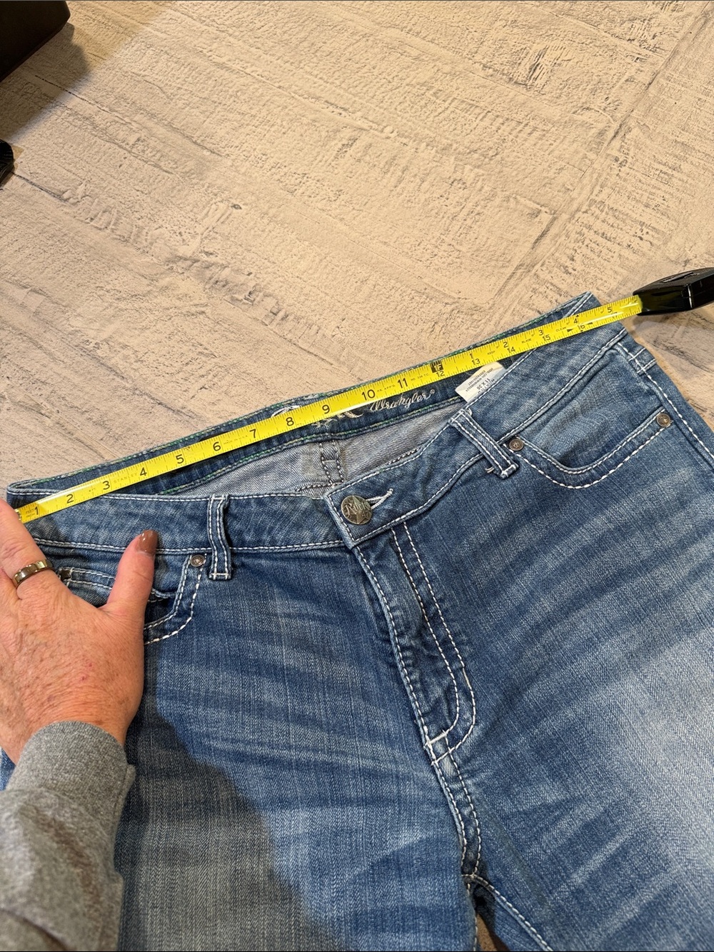 Wrangler rock 47 Women's Straight Jeans in Medium Blue Wash - Picture 5 of 7